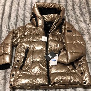 ✨Brand new with tags✨ DKNY water resistant faux down shiny gold puffer coat